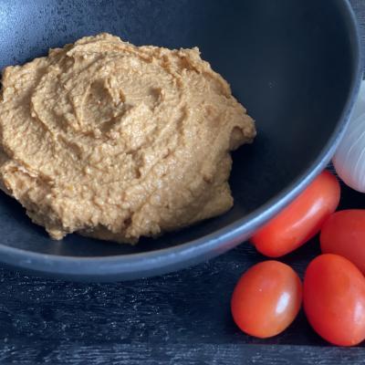 Krämig hummus med soltorkade tomater