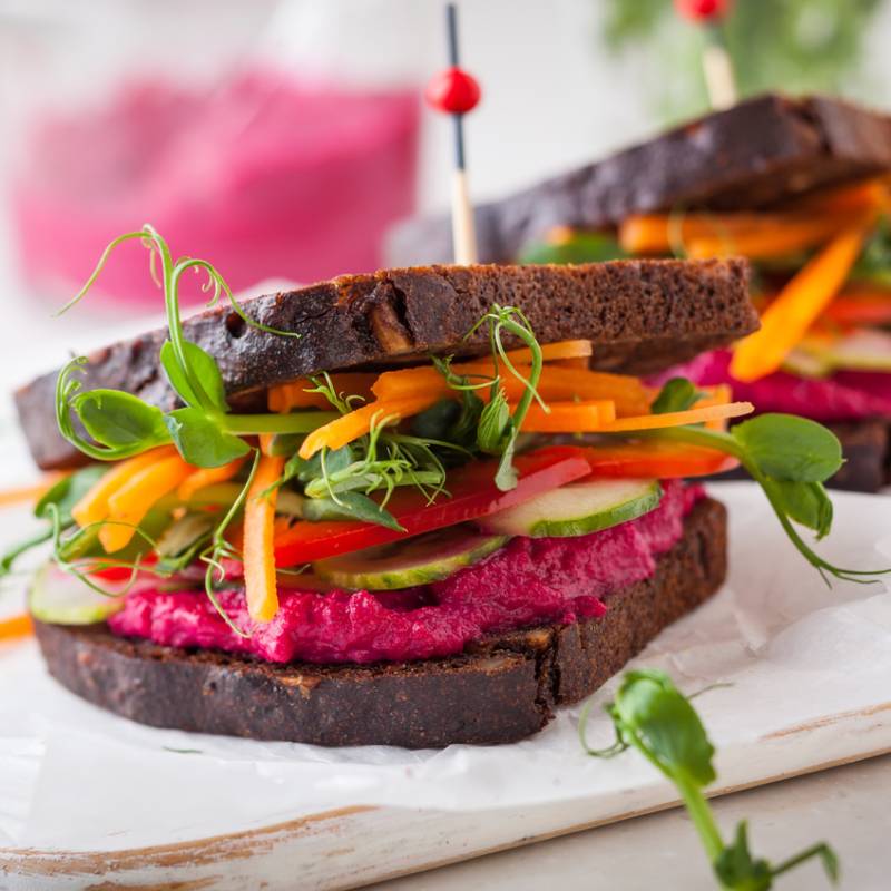 Dubbelmackor med rödbets hummus och färska grönsaker