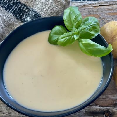 Krämig potatis- och purjolökssoppa med havregrädde