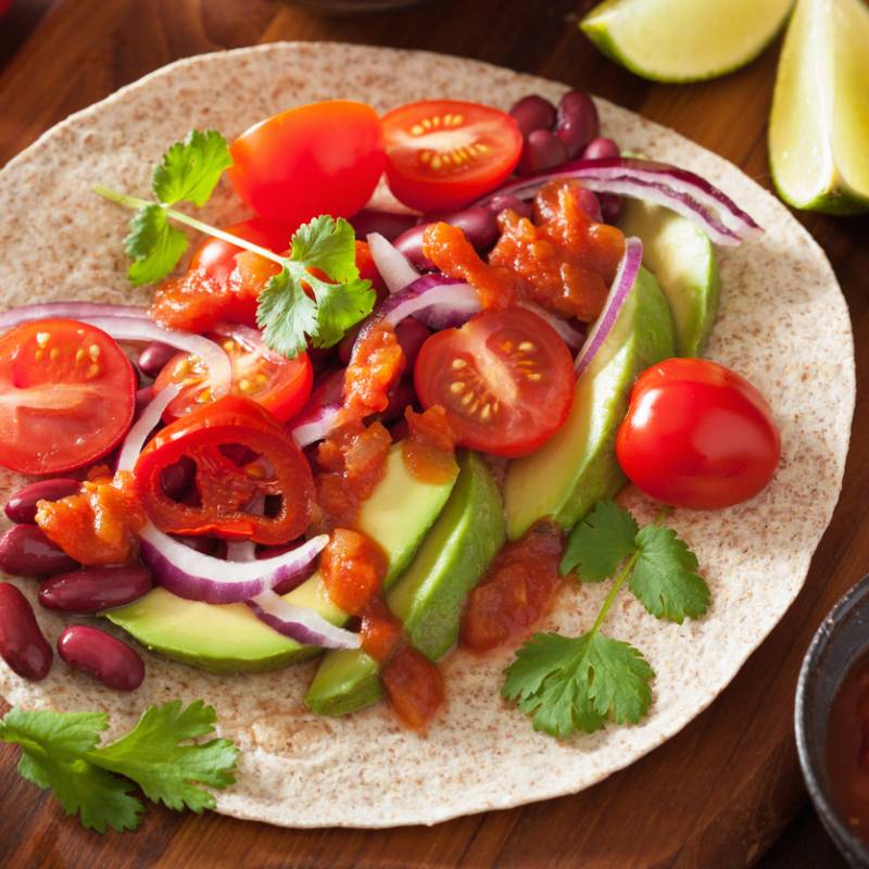 Vegetariska burritos med avokado och fullkornsbröd