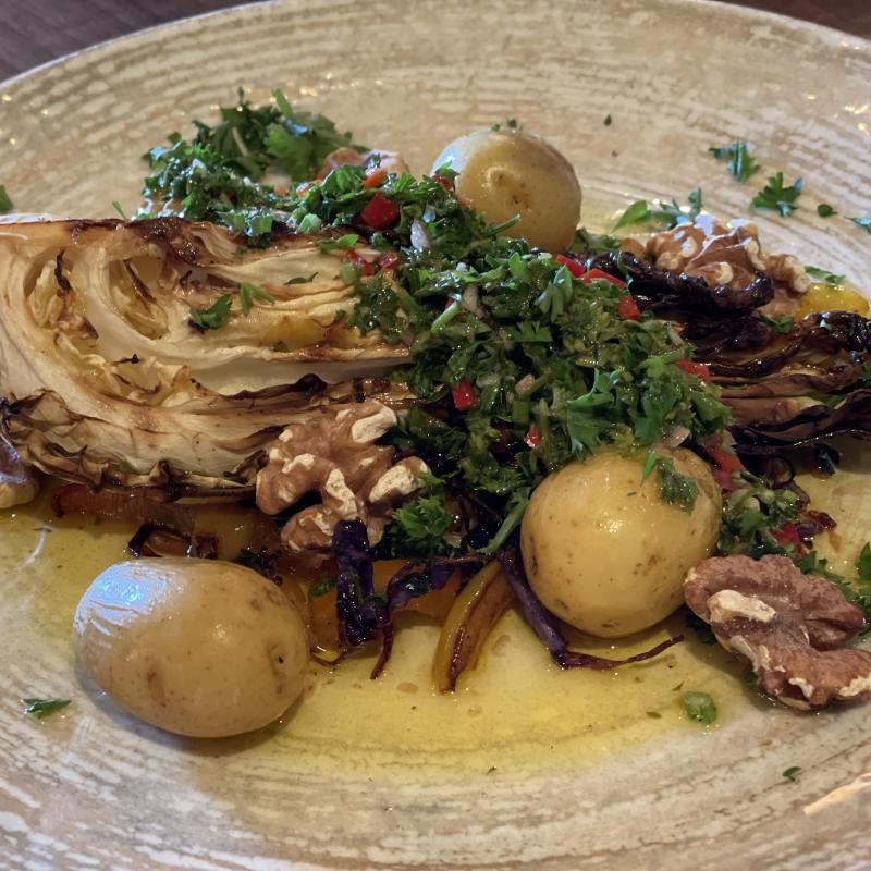 Ugnsbakad spetskål med chimichurri, rostade grönsaker & potatis