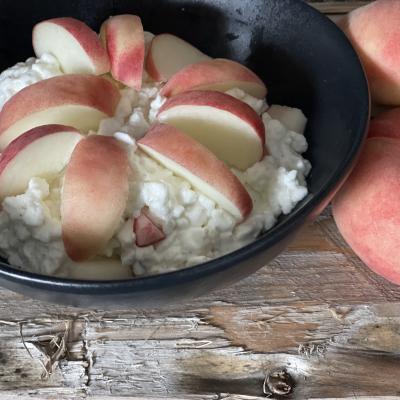 Fräsch persikoskål med keso