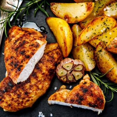 Kryddiga klyftpotatisar med grillad kyckling