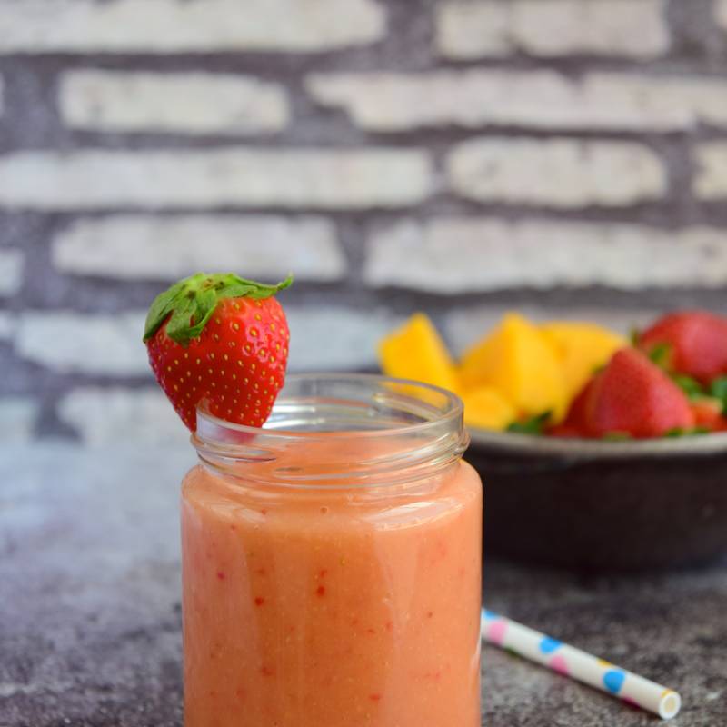 Fruktig mango och jordgubbssmoothie