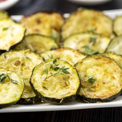 Krispiga zucchinichips med avokadodipp