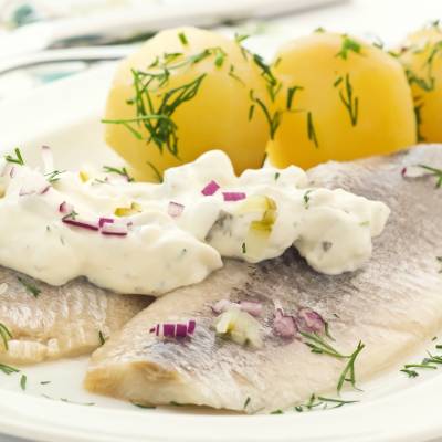 Sill med keso, rödlök och gräslök med kokt potatis