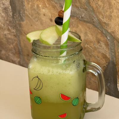 Grön äppeldryck med lime och gurka