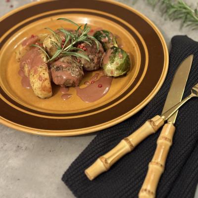 Kycklingköttbullar med brunsås, ugnsrostad potatis och brysselkål