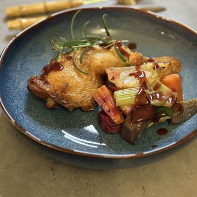Ugnsbakad kycklingklubba med rödvinsås och rostade rotfrukter