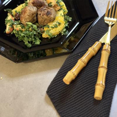 Juliga kycklingköttbullar med grönkålssallad