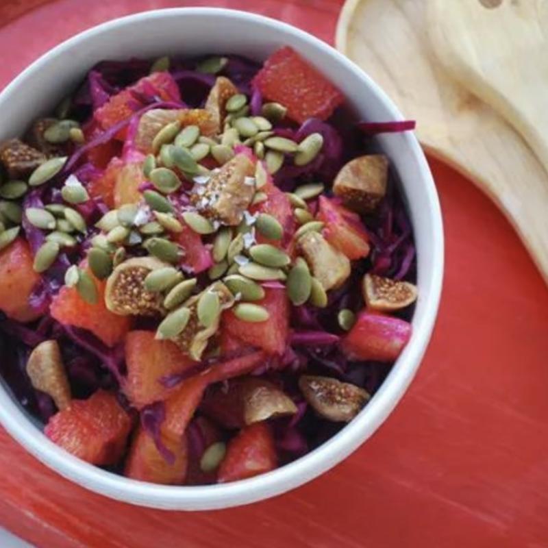 Rödkålssallad med apelsin, fikon och saltrostade pumpakärnor