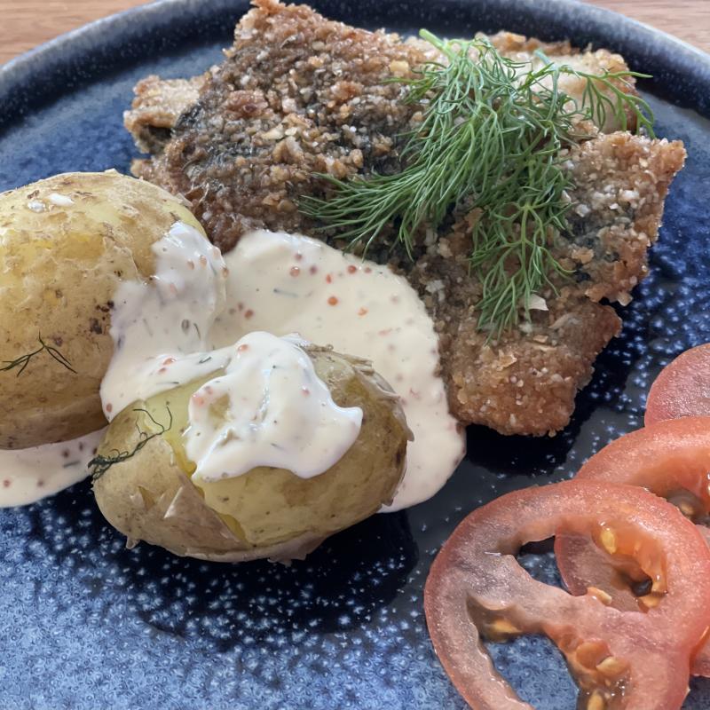 Kall stekt inlagd strömming med nypotatis och romsås