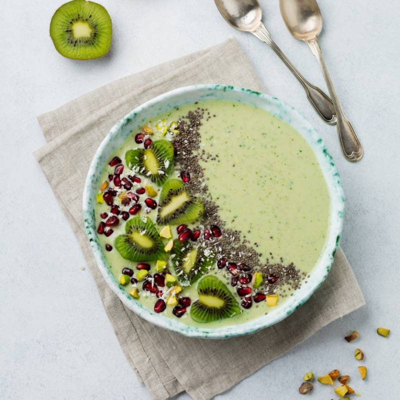 Grön smoothiebowl med frukt och nötter