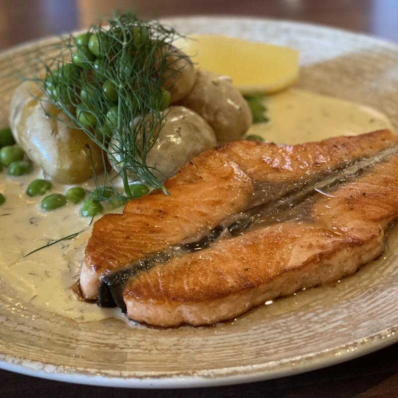 Laxfjäril med vitvinssås, ärtor och potatis