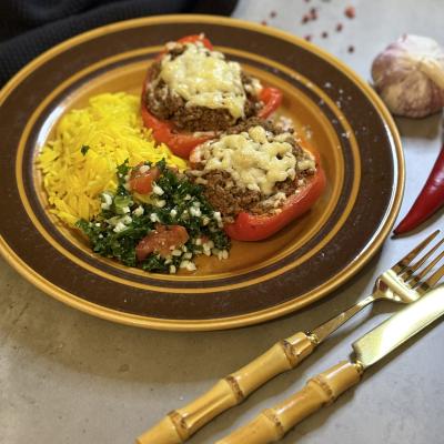 Fyllda paprikor med kycklingfärs eller vegofärs – serveras med gult ris