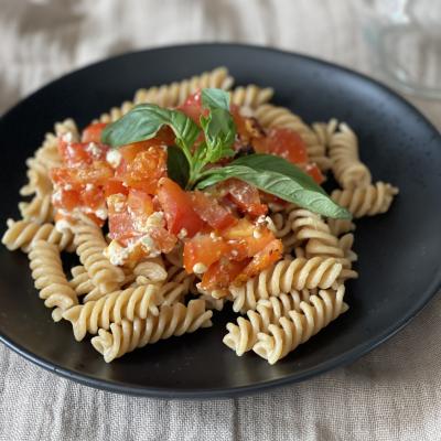 Krämig fetaostpasta i ugn med tomat och vitlök – viral vardagsfavorit
